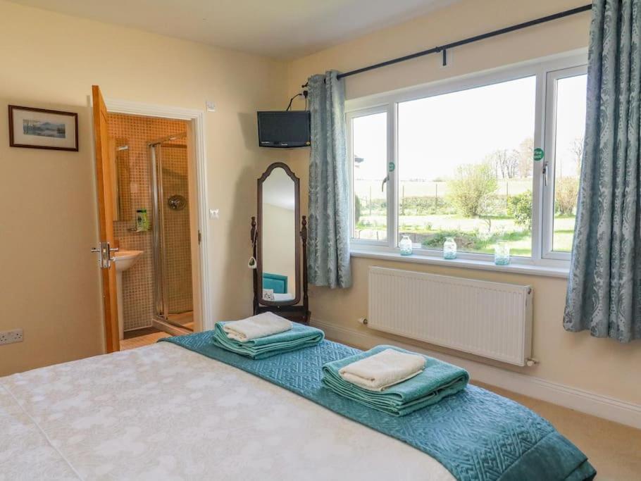 Two Acres- Spacious, Delightful, Pet Free Bungalow Levens Екстериор снимка
