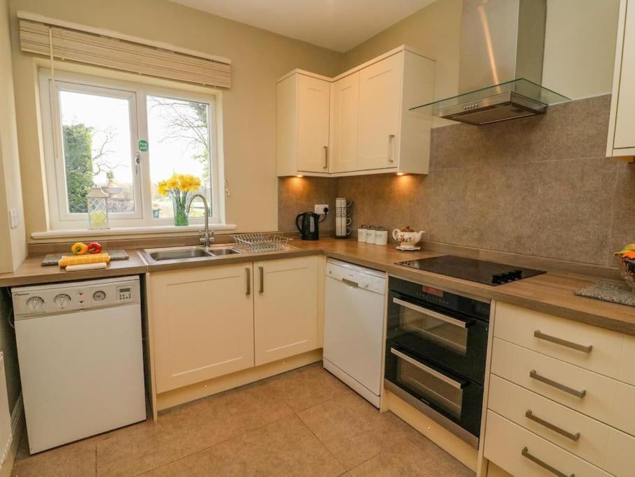 Two Acres- Spacious, Delightful, Pet Free Bungalow Levens Екстериор снимка